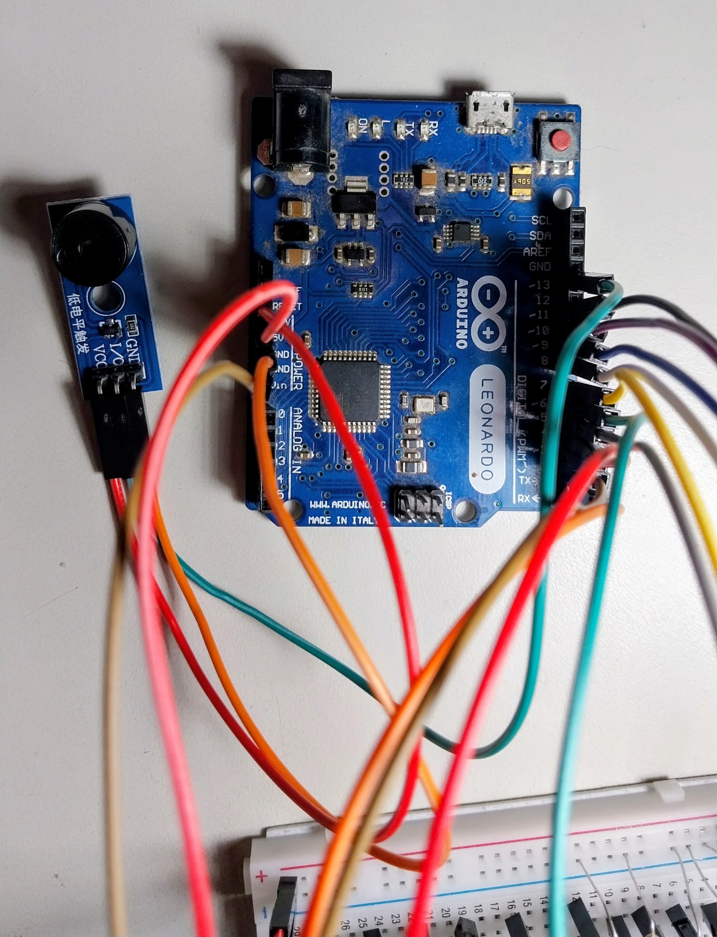 Arduino, com alguns fios conectados